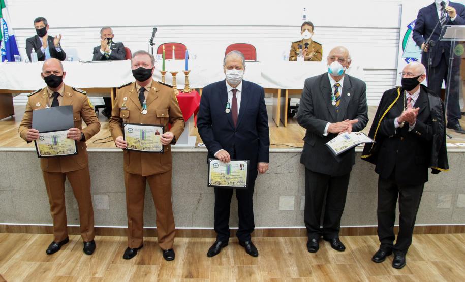 Entrega de medalhas e entrada de novos integrantes marca aniversário de três anos da Academia de Letras da PM