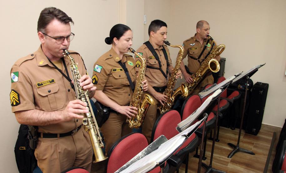 Entrega de medalhas e entrada de novos integrantes marca aniversário de três anos da Academia de Letras da PM