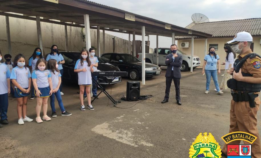 Crianças fazem homenagem a policiais militares em Telêmaco Borba, nos Campos Gerais