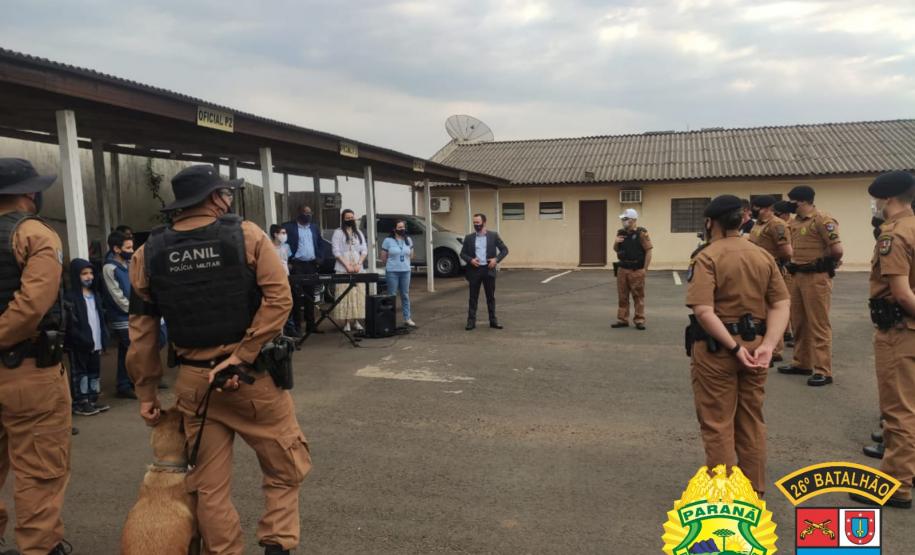 Crianças fazem homenagem a policiais militares em Telêmaco Borba, nos Campos Gerais
