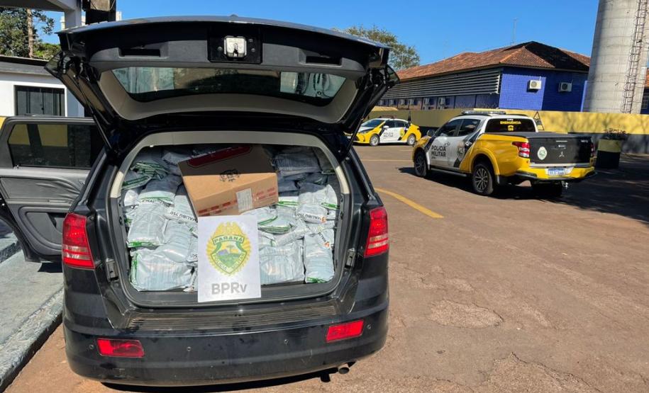 Carro carregado com cigarros e inseticidas contrabandeados é apreendido pelo BPRv em Cascavel
