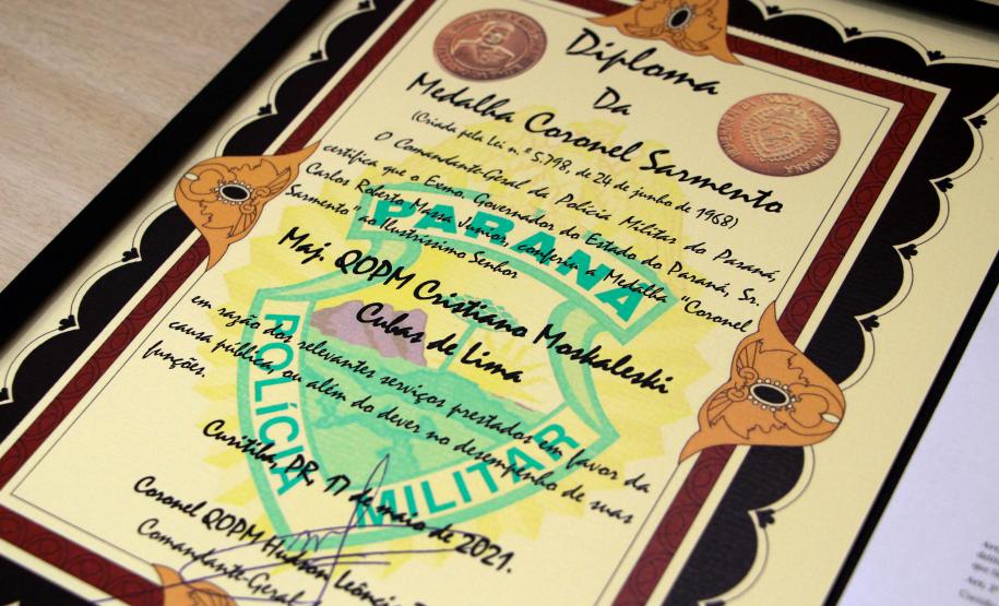 Subcomandante-Geral entrega Medalha Coronel Sarmento a comandante de unidade de Guarapuava