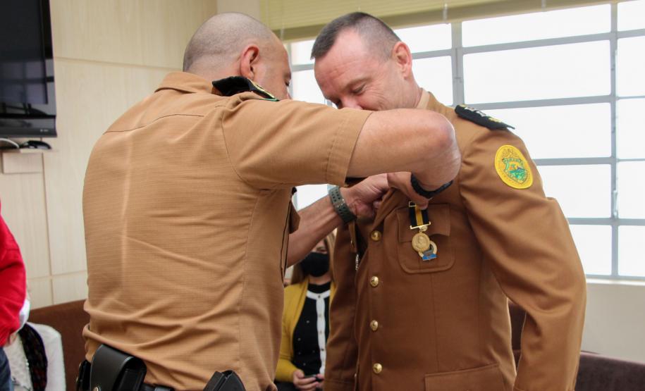 Subcomandante-Geral entrega Medalha Coronel Sarmento a comandante de unidade de Guarapuava