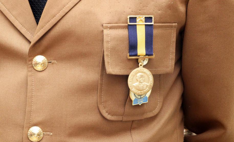 Subcomandante-Geral entrega Medalha Coronel Sarmento a comandante de unidade de Guarapuava