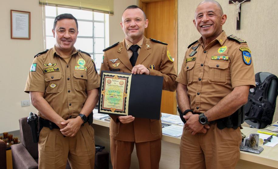 Subcomandante-Geral entrega Medalha Coronel Sarmento a comandante de unidade de Guarapuava