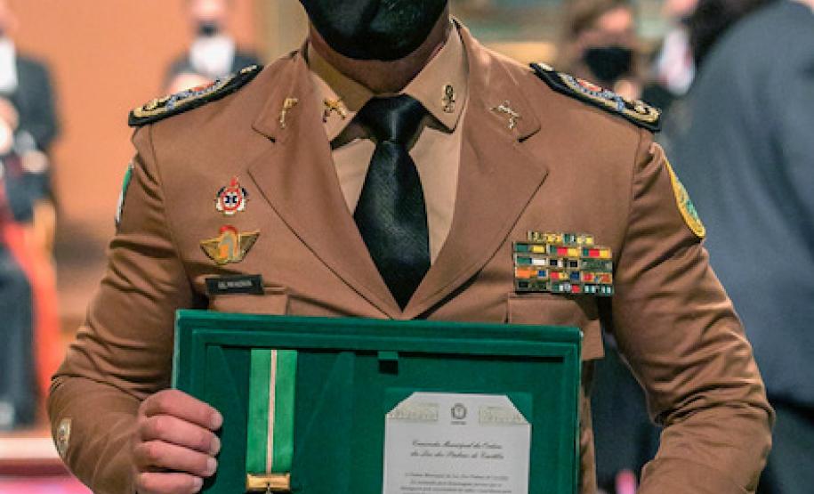 Comandante-Geral da PM recebe comenda Ordem da Luz dos Pinhais durante cerimônia em Curitiba