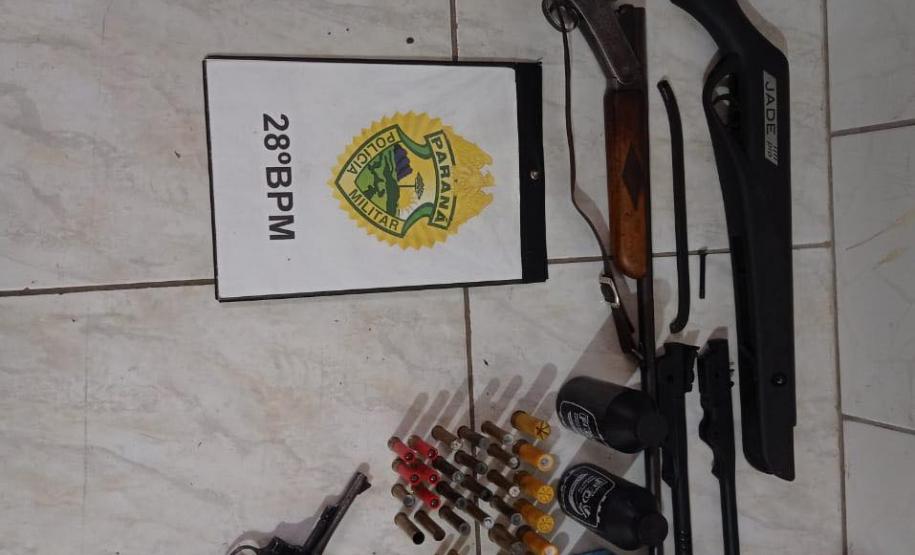 Armas e munições são apreendidas pela PM durante cumprimento de mandado de prisão e carro é recuperado na região da Lapa (PR)
