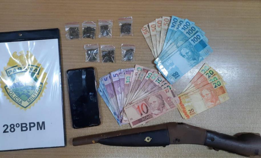 Armas e munições são apreendidas pela PM durante cumprimento de mandado de prisão e carro é recuperado na região da Lapa (PR)