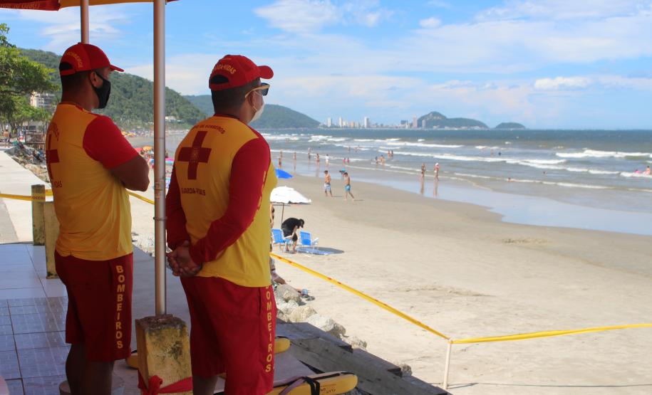 Nadar em segurança é somente próximo ao Posto de Guarda-Vidas do Corpo de Bombeiros