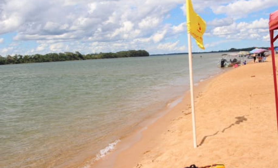 Bombeiros pedem atenção às bandeiras de orientação para evitar afogamentos nas praias e rios
