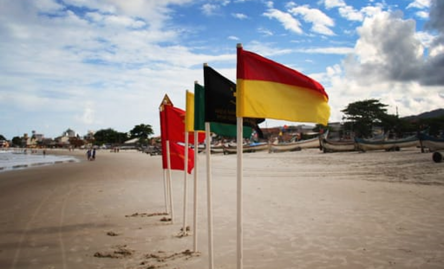 Bombeiros pedem atenção às bandeiras de orientação para evitar afogamentos nas praias e rios