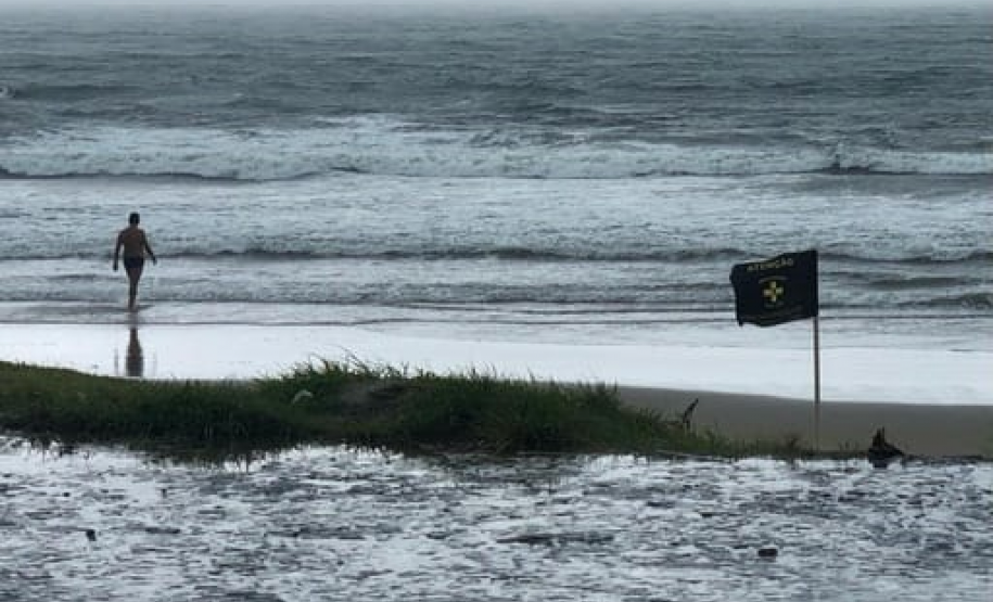 Bombeiros pedem atenção às bandeiras de orientação para evitar afogamentos nas praias e rios