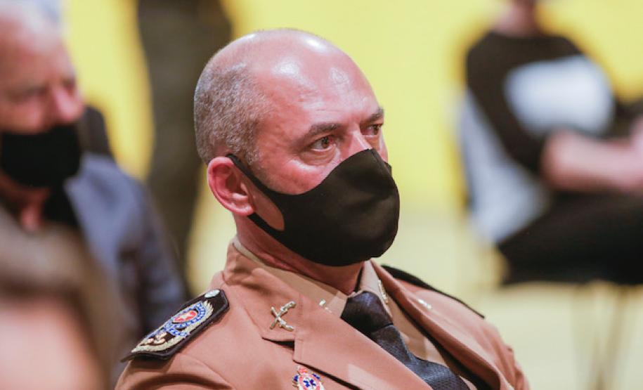 Comandante-Geral da PM recebe comenda Ordem da Luz dos Pinhais durante cerimônia em Curitiba