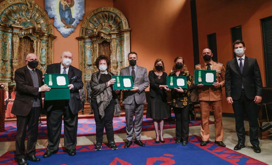 Comandante-Geral da PM recebe comenda Ordem da Luz dos Pinhais durante cerimônia em Curitiba