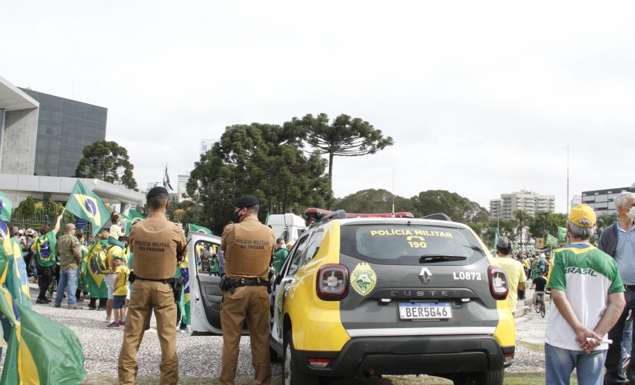 A presença ostensiva da Polícia Militar foi maciça em todo o estado por conta dos atos públicos desta terça-feira (07/09), Dia da Independência do Brasil. A autuação preventiva foi para garantir o direito de manifestação dos grupos políticos que tomaram as ruas das principais cidades paranaenses. Ao longo do dia, os atos ocorreram de maneira pacífica, e até às 18 horas não houve nenhuma ocorrência relacionada às manifestações. Em várias cidades do Estado, inclusive na Capital, as equipes policiais prossegue