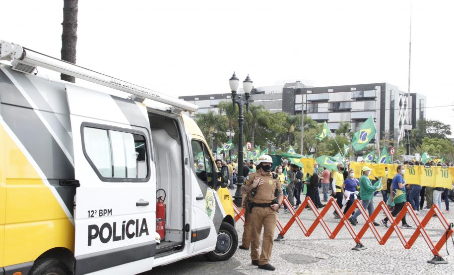A presença ostensiva da Polícia Militar foi maciça em todo o estado por conta dos atos públicos desta terça-feira (07/09), Dia da Independência do Brasil. A autuação preventiva foi para garantir o direito de manifestação dos grupos políticos que tomaram as ruas das principais cidades paranaenses. Ao longo do dia, os atos ocorreram de maneira pacífica, e até às 18 horas não houve nenhuma ocorrência relacionada às manifestações. Em várias cidades do Estado, inclusive na Capital, as equipes policiais prossegue