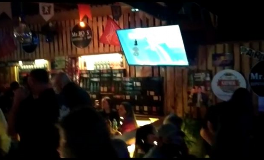 Fiscalização integrada flagra pontos comerciais com excesso de público em Curitiba