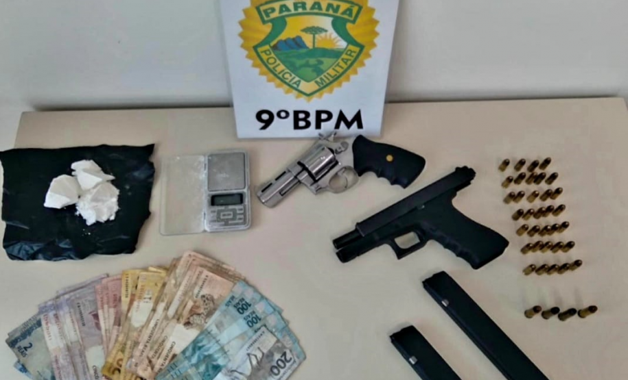Em ocorrências diferentes, PM encaminha três por tráfico de drogas e apreende duas armas de fogo, em Paranaguá (PR)