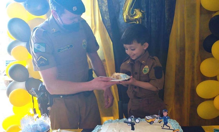 Policiais militares participam de aniversário de fã da PM entregam fardinha de presente no Sudoeste do estado