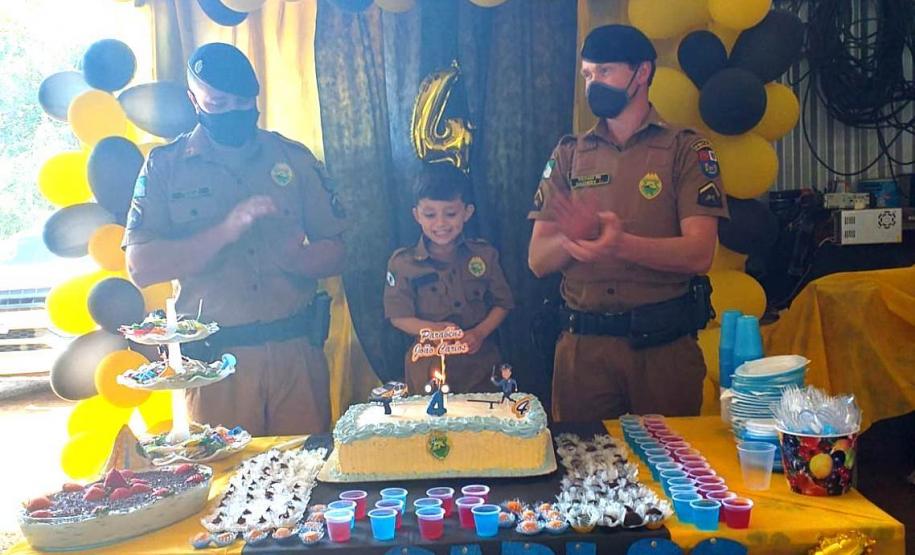 Policiais militares participam de aniversário de fã da PM entregam fardinha de presente no Sudoeste do estado