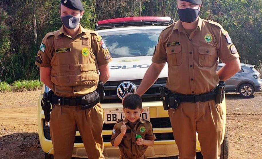 Policiais militares participam de aniversário de fã da PM entregam fardinha de presente no Sudoeste do estado