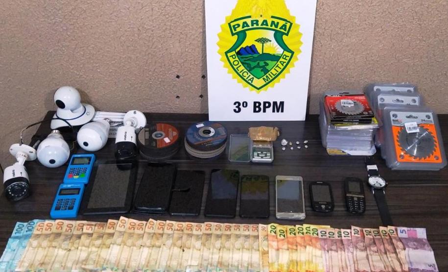 Em ocorrências distintas durante o feriado, PM prende seis pessoas por diversos crimes, apreende arma de fogo e drogas, na cidade de Palmas (PR)