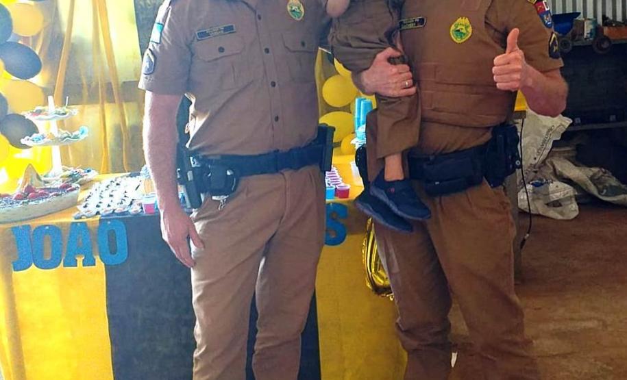 Policiais militares participam de aniversário de fã da PM entregam fardinha de presente no Sudoeste do estado