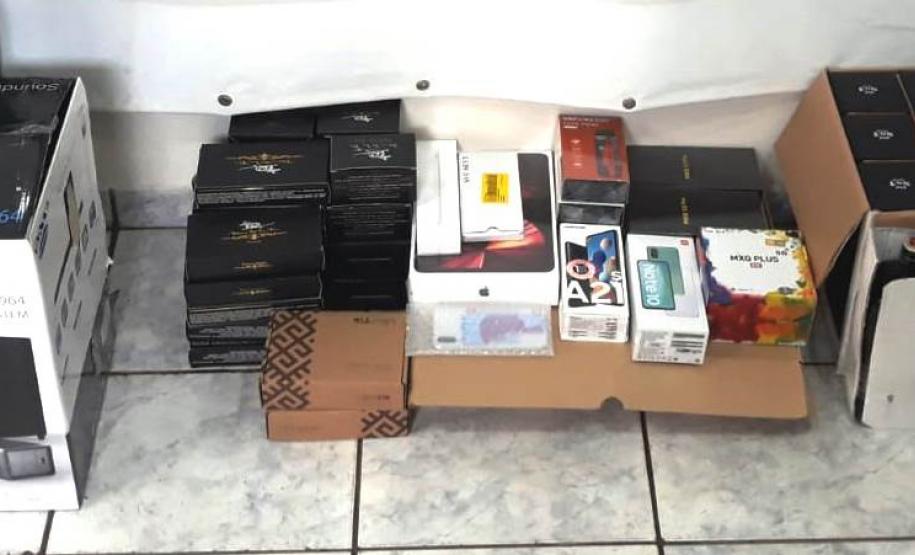 Polícia Militar apreende grande quantidade de eletrônicos e caixas de vinho em situação irregular e encaminha dois por descaminho, no Sudoeste do Paraná