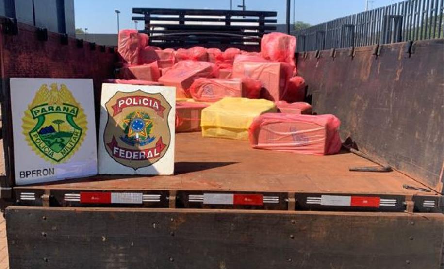 Em ocorrências separadas, PM e PF apreendem mais de R$ 500 mil em cigarro contrabandeado na cidade de Entre Rios do Oeste (PR)