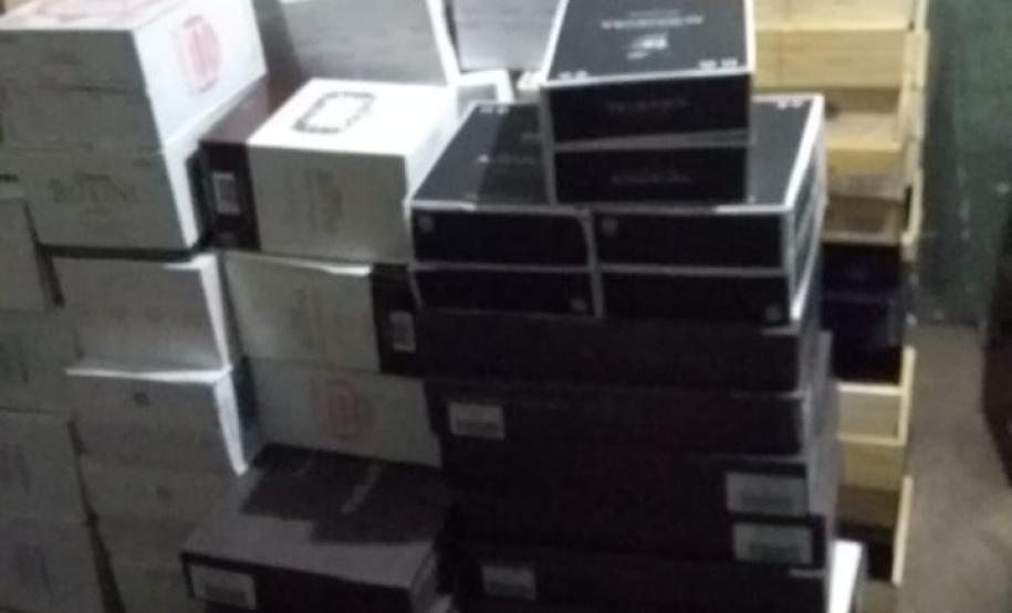 Após denúncia, PM encontra depósito com mais de 1,4 mil caixas de vinho contrabandeados no Sudoeste do estado