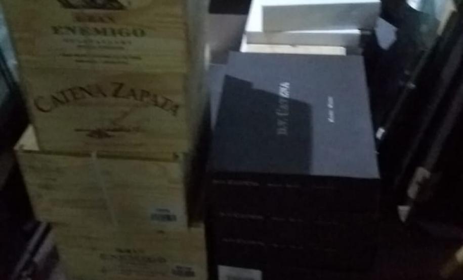 Após denúncia, PM encontra depósito com mais de 1,4 mil caixas de vinho contrabandeados no Sudoeste do estado