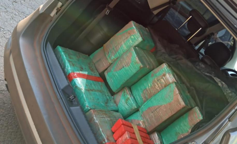 Carro carregado com 234 quilos de maconha é apreendido pela PM no Oeste do estado
