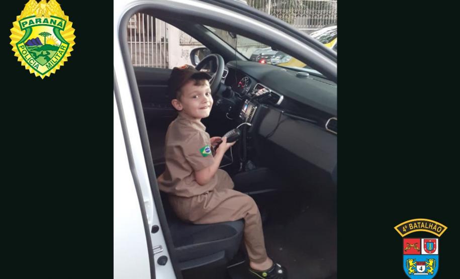 Policiais militares de Maringá (PR) visitam fã da PM no dia do seu aniversário