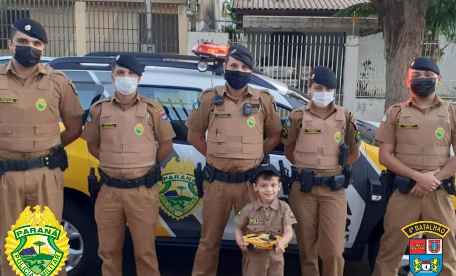 Policiais militares de Maringá (PR) visitam fã da PM no dia do seu aniversário