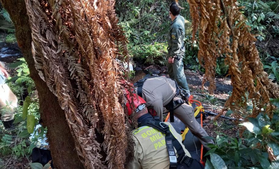BPMOA resgata mulher após escorregar em riacho em Campo Largo (PR)