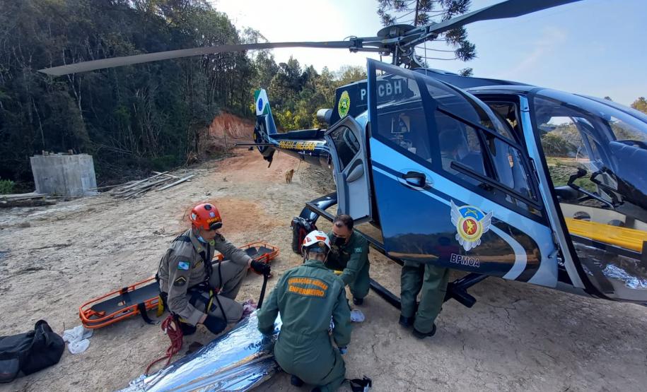 BPMOA resgata mulher após escorregar em riacho em Campo Largo (PR)