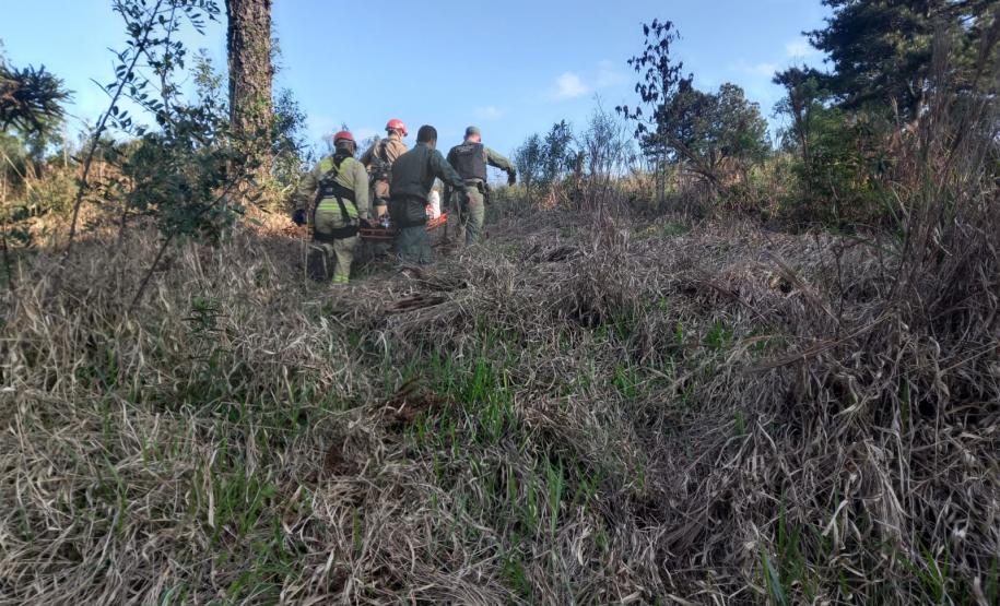 BPMOA resgata mulher após escorregar em riacho em Campo Largo (PR)