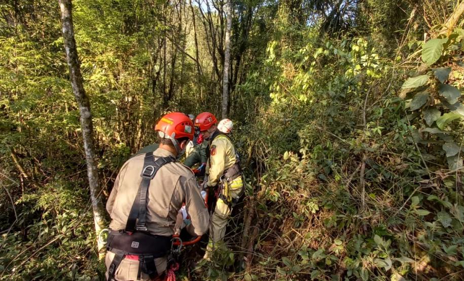 BPMOA resgata mulher após escorregar em riacho em Campo Largo (PR)