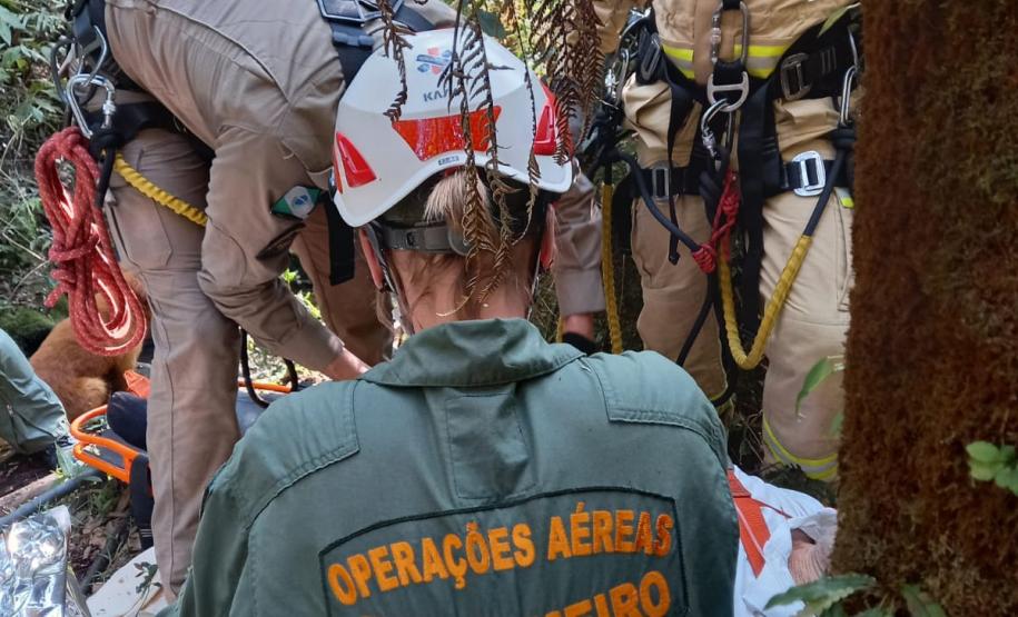 BPMOA resgata mulher após escorregar em riacho em Campo Largo (PR)