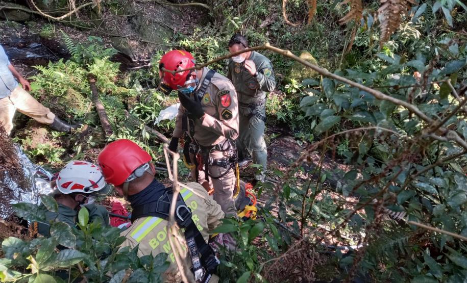 BPMOA resgata mulher após escorregar em riacho em Campo Largo (PR)