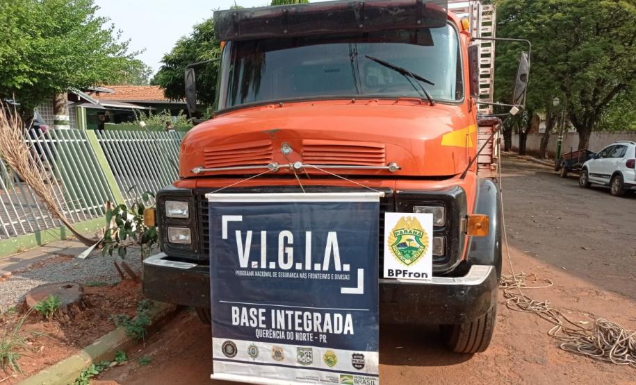 Operação Hórus: PM apreende caminhão carregado com cigarros contrabandeados e recolhe produtos sem comprovação fiscal em ônibus de viagem, no interior