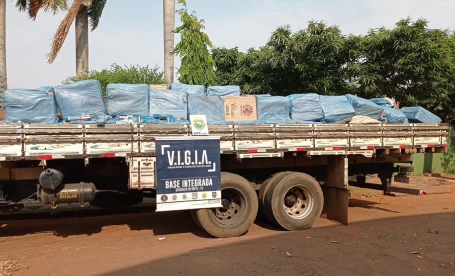 Operação Hórus: PM apreende caminhão carregado com cigarros contrabandeados e recolhe produtos sem comprovação fiscal em ônibus de viagem, no interior