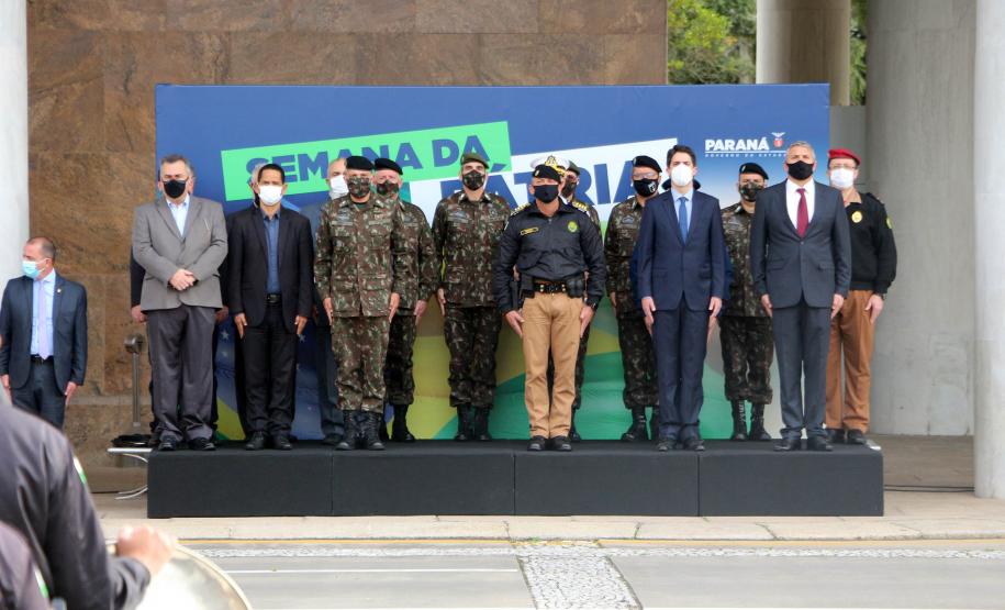 Pira do Fogo Simbólico da Pátria é acendida durante cerimônia de abertura da Semana da Pátria em Curitiba