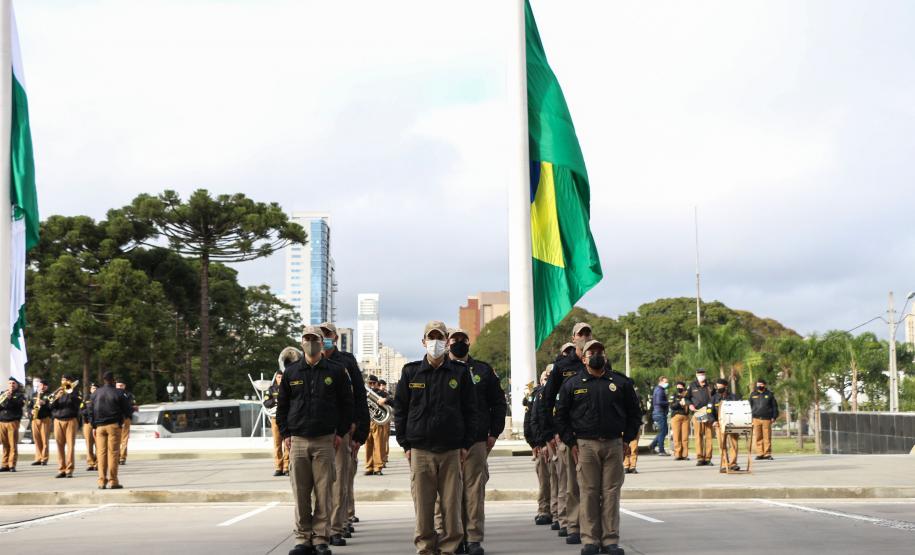 Pira do Fogo Simbólico da Pátria é acendida durante cerimônia de abertura da Semana da Pátria em Curitiba