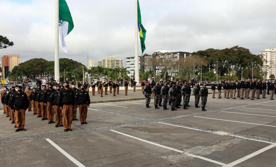 Pira do Fogo Simbólico da Pátria é acendida durante cerimônia de abertura da Semana da Pátria em Curitiba
