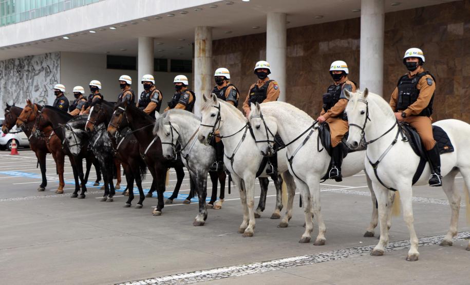 Pira do Fogo Simbólico da Pátria é acendida durante cerimônia de abertura da Semana da Pátria em Curitiba