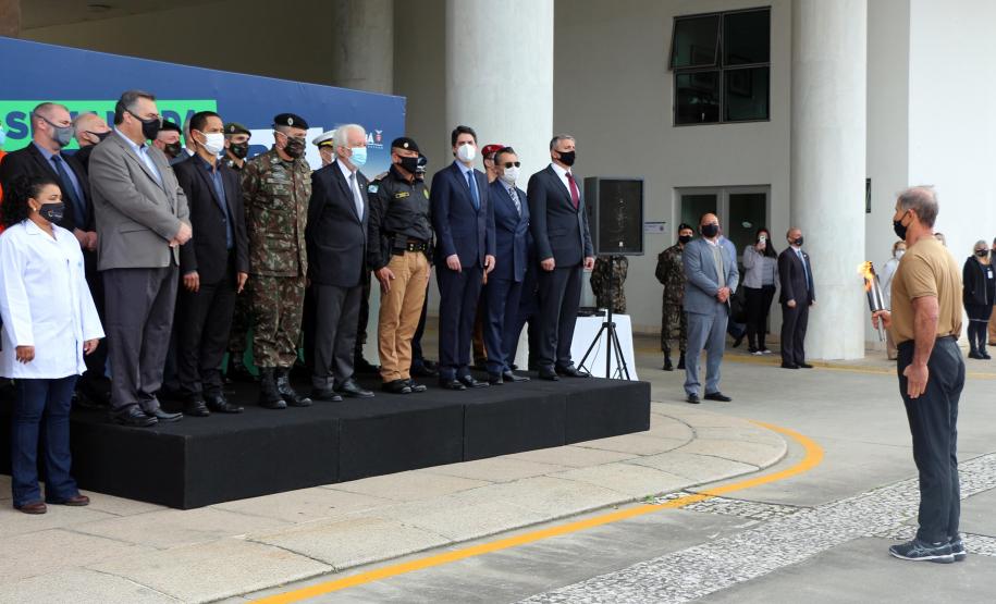 Pira do Fogo Simbólico da Pátria é acendida durante cerimônia de abertura da Semana da Pátria em Curitiba