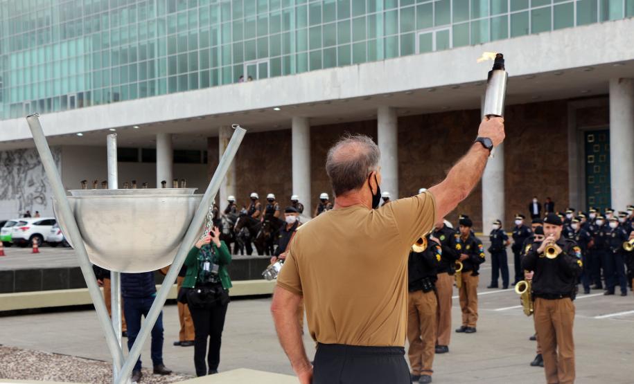 Pira do Fogo Simbólico da Pátria é acendida durante cerimônia de abertura da Semana da Pátria em Curitiba