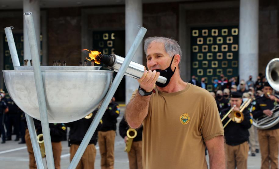 Pira do Fogo Simbólico da Pátria é acendida durante cerimônia de abertura da Semana da Pátria em Curitiba