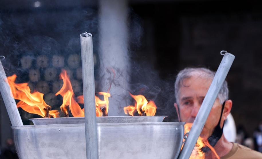 Pira do Fogo Simbólico da Pátria é acendida durante cerimônia de abertura da Semana da Pátria em Curitiba